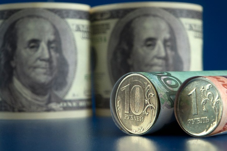 Потенциальные угрозы: каким будет курс доллара этой осенью, что может сказаться на падении рубля