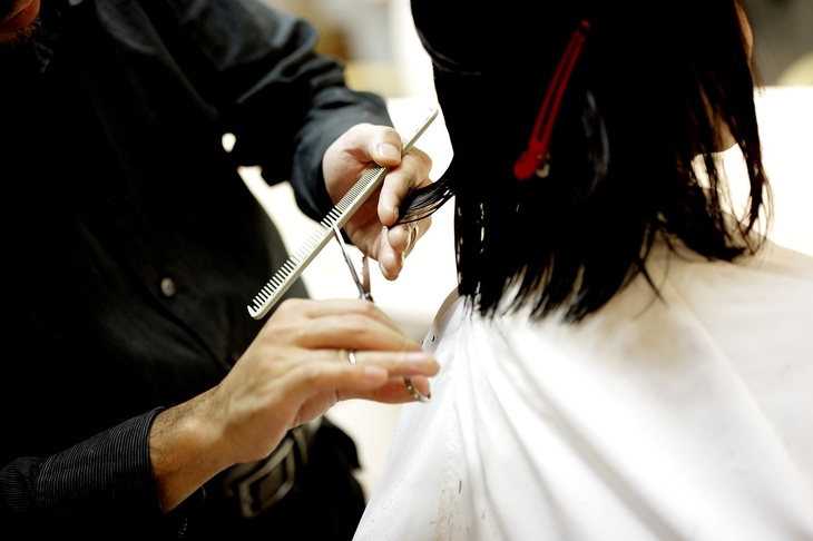 Суд обязал парикмахерскую компенсировать модели 20 миллионов рублей за неудачную стрижку