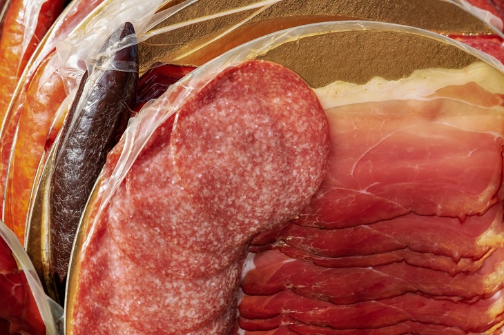Неминуемо ведет к смерти: врач назвал копченую колбасу продуктом, развивающим онкологию