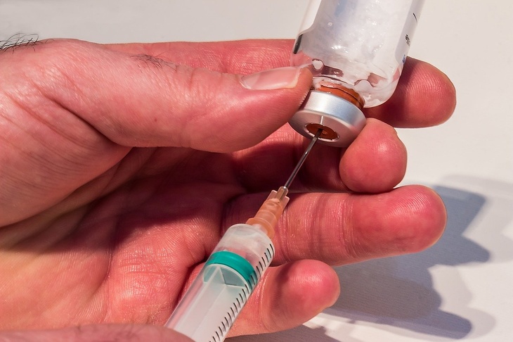 Онколог прокомментировал способность вакцин от COVID вызывать рак
