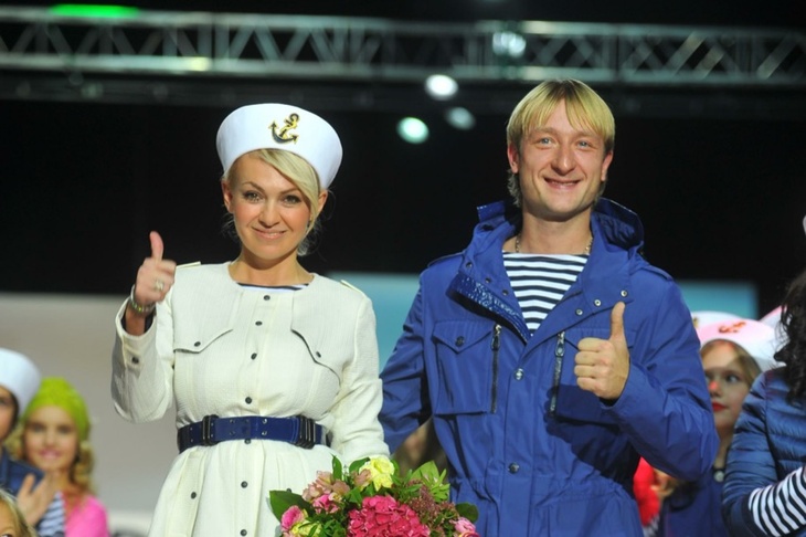 Жена Плющенко запечатлела 11-месячного Арсения, грозящего снести все на своем пути