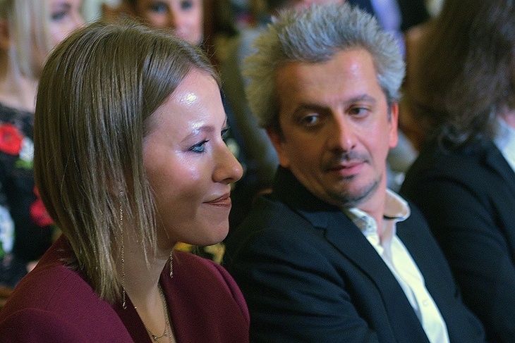 «Мое длинноногое черноглазое счастье!»: муж Ксении Собчак показал дочь с зелено-голубыми волосами