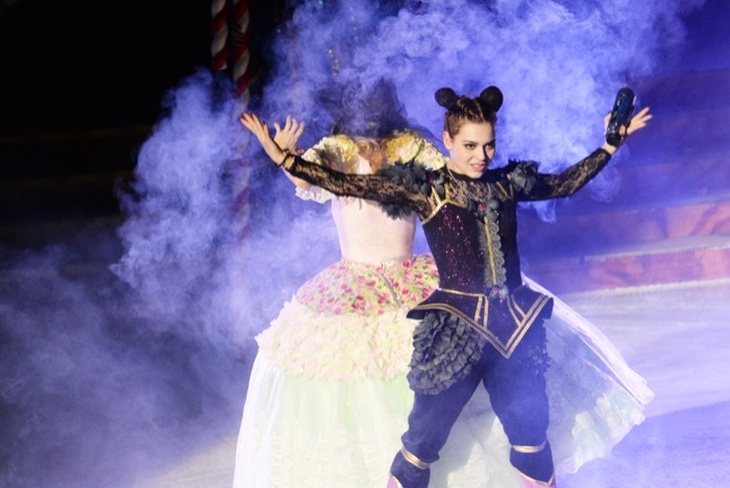 Сотникова в кожаном платье с акцентным декольте и рукавами-буфонами появилась на танго-шоу 