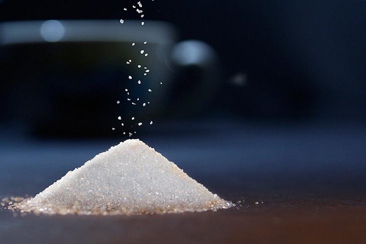 Счет на чайные ложки: какую дневную норму сахара опасно превышать взрослому человеку