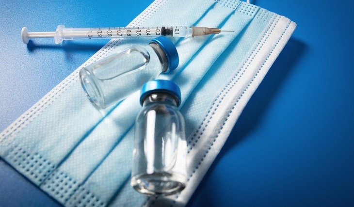 Прививка от коронавируса — не замена вакцине от гриппа, сообщил Геннадий Онищенко