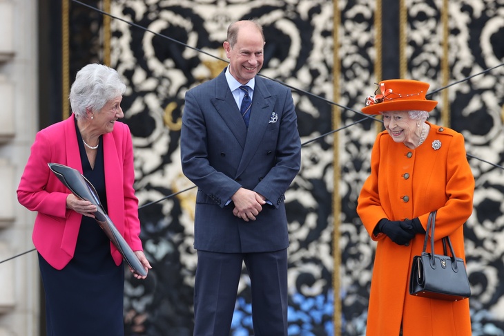 Две причины, по которым Елизавета II не оставит трон в пользу принца Чарльза