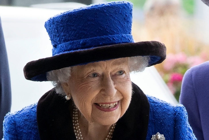 «А вы можете это съесть?»: королева Елизавете II устроила повару разнос из-за гусеницы в салате