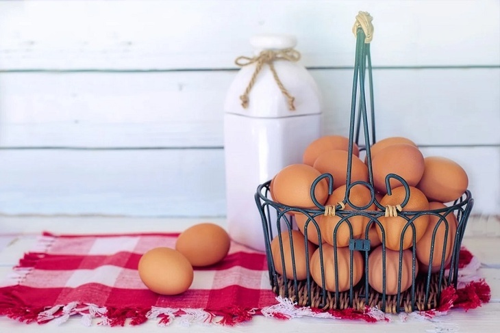 Недостаточное питание курицы: диетолог объяснила, яйца какого цвета не стоит покупать