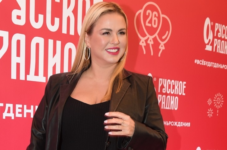 «Мы Анины сиси любим»: Надя Ручка рассказала о мучениях Семенович в «Блестящих»