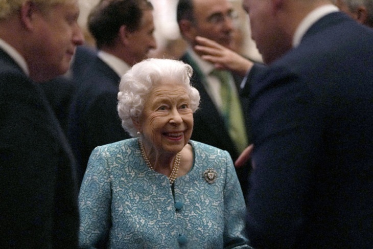 «Отдохнула»: в Букингемском дворце признались, что королева Елизавета II провела ночь в больнице