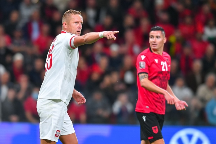 Разъяренные албанские фанаты закинули сборную Польши бутылками после победного гола: видео