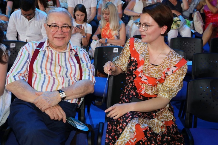 «Замечательная бабушка»:  молодая жена Петросяна нарядилась, как пенсионерка