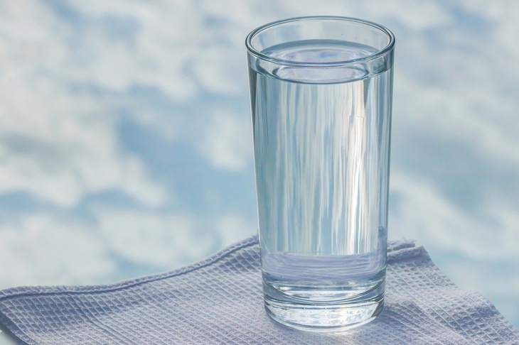 Диетолог объяснила, почему нужно пить теплую воду по утрам