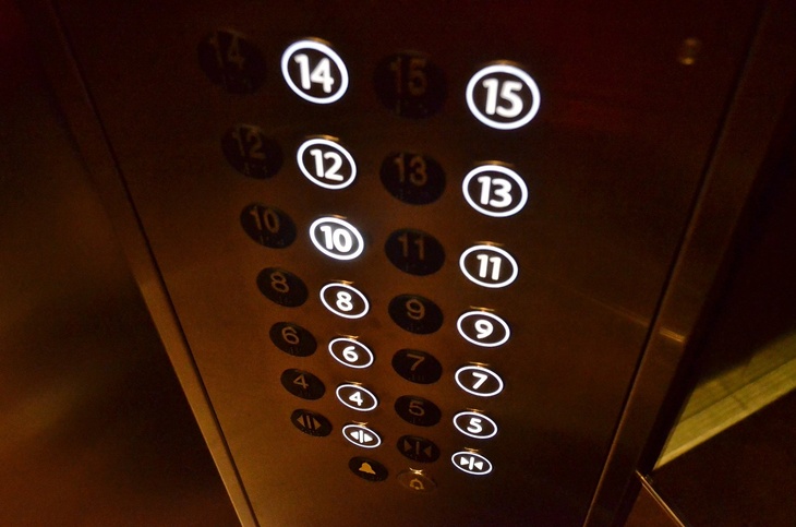 Эксперт рассказал, чего нельзя делать в падающем лифте
