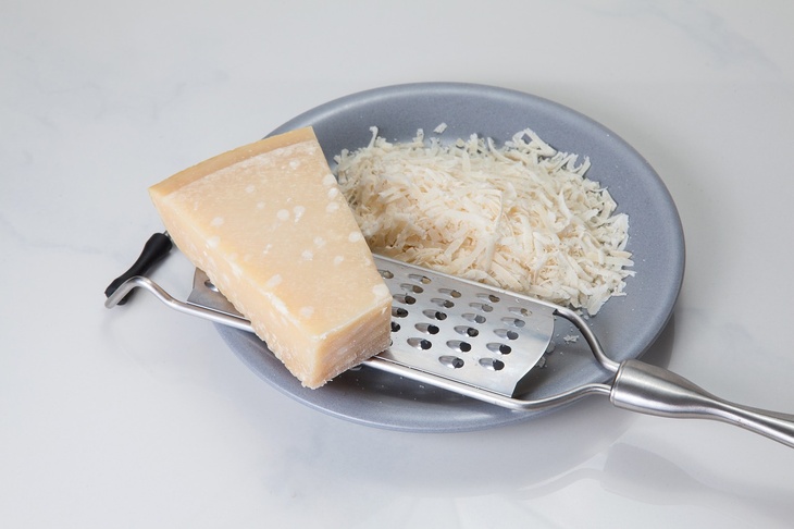 Диетолог объяснил, можно ли есть заплесневевший сыр