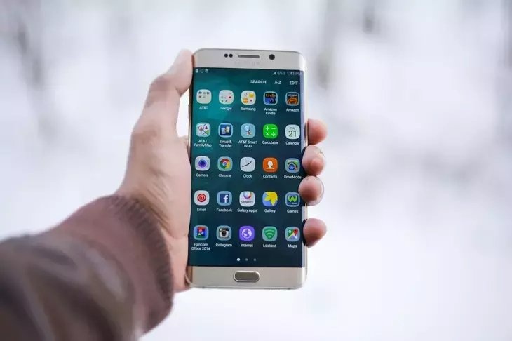 Samsung начала устанавливать на смартфоны российские неудаляемые приложения