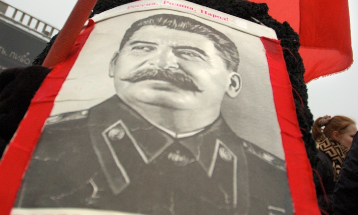 «Соответствовал духу»: в школе Красноярска на праздничном концерте висел портрет Сталина