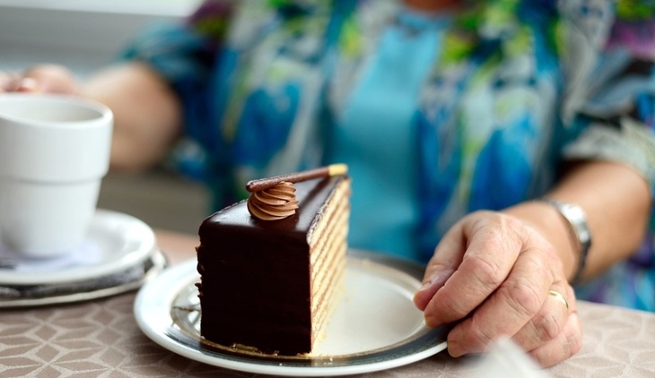 Диетолог перечислила самые опасные для пожилых людей продукты