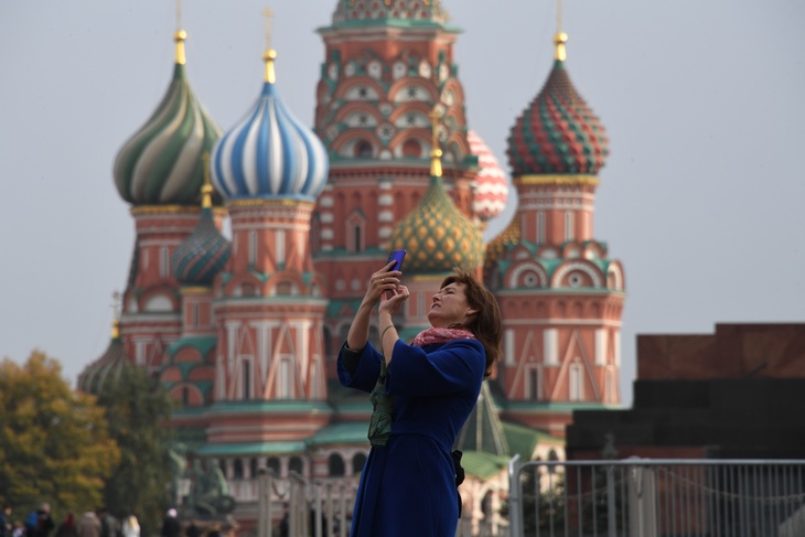«Пошел тренд фотографирования в не совсем приличном виде»: юрист о наказании за фото на фоне Кремля
