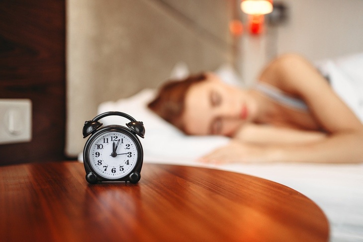 Сомнолог объяснил, как будильник может довести до инфаркта и ожирения