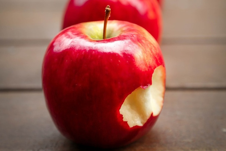 Тут же обостряются заболевания: диетолог рассказала, кому нельзя есть свежие яблоки