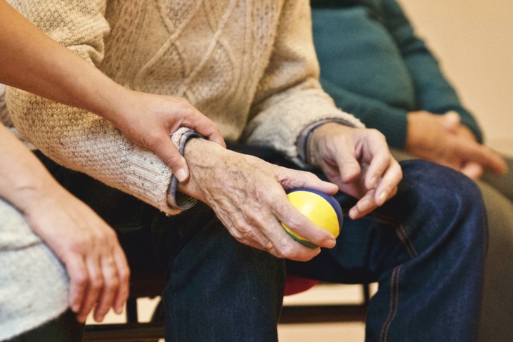 Полы помоют и вещи погладят: на какую особую помощь могут рассчитывать одинокие пенсионеры