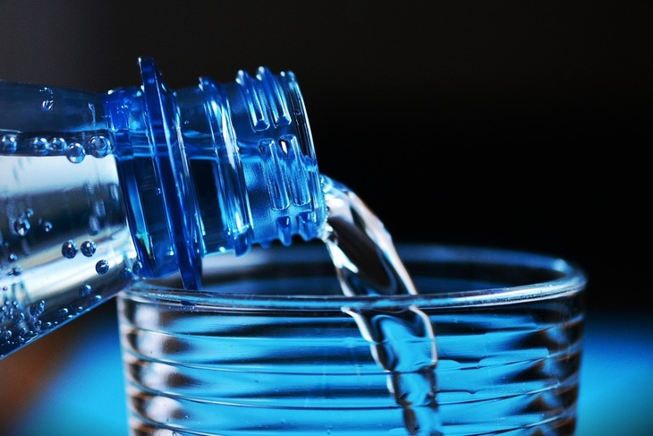 Диетолог Гинзбург объяснил, почему утолять жажду можно только водой