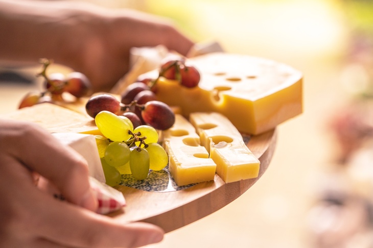 Риск инфарктов и инсультов: диетолог назвала главную опасность употребления дешевого сыра