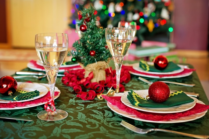 Россиянам назвали стоимость новогоднего стола для семьи из четырех человек