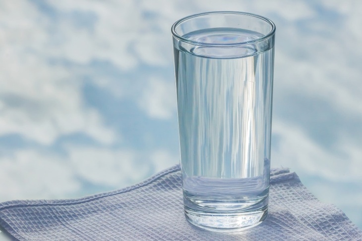Пота выходит меньше: Гинзбург рассказал, сколько воды нужно пить зимой
