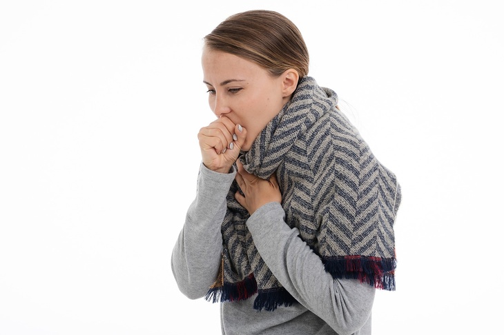 Пульмонолог объяснил, как отличить кашель курильщика от простудного