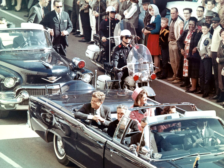 Джон Кеннеди со своей женой в лимузине за несколько минут до выстрела