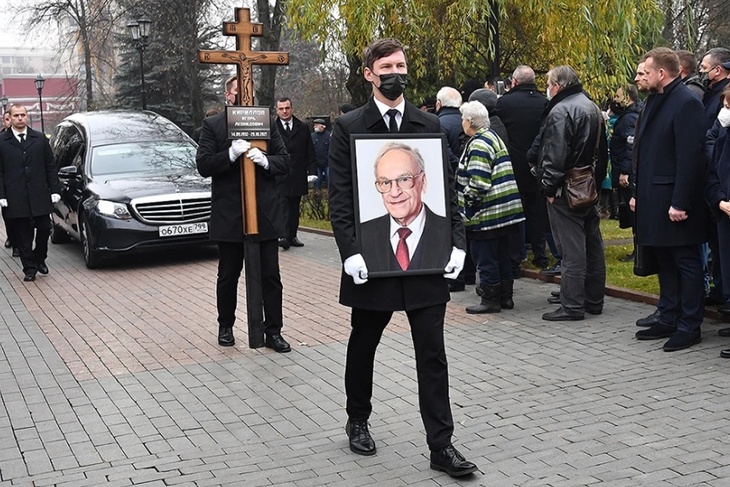 Дочь и внуки не пришли: в Москве похоронили легендарного Игоря Кириллова