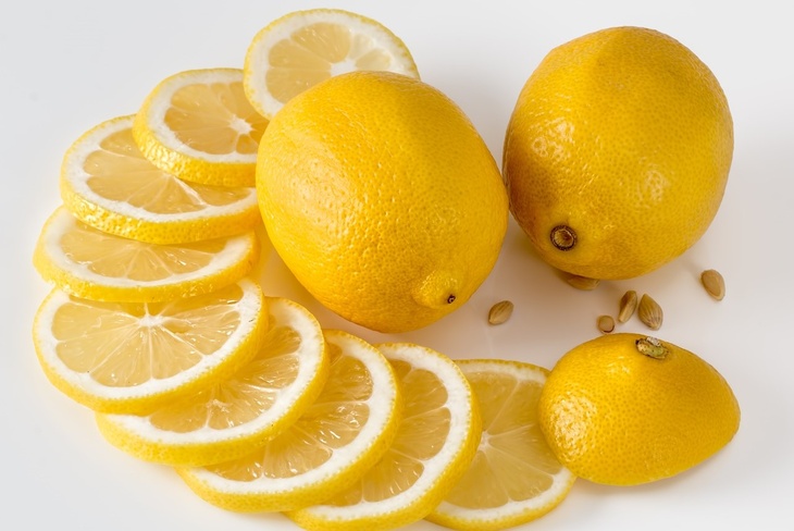 Диетолог раскрыла пользу и вред лимонов