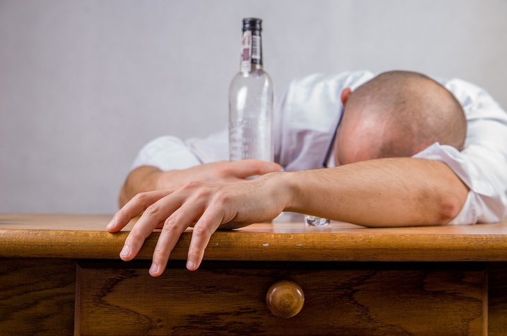 Сомнолог объяснил, как алкоголь влияет на сон