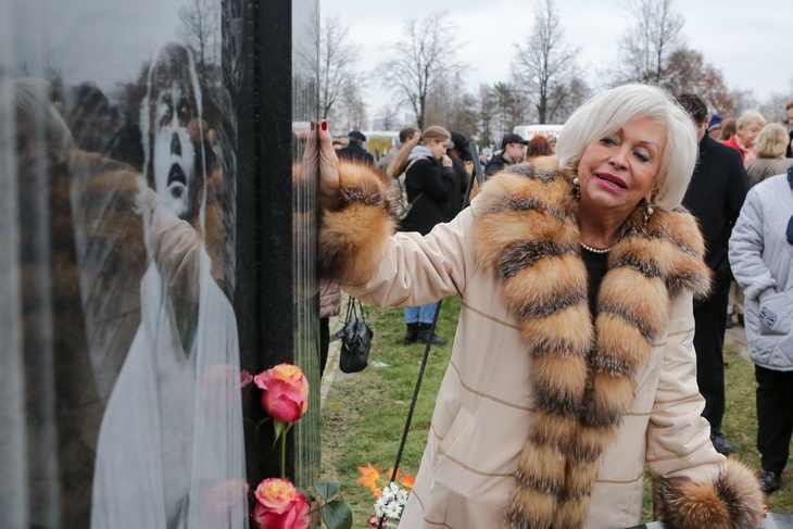  72-летняя вдова Караченцова с розовой челкой произвела фурор: видео