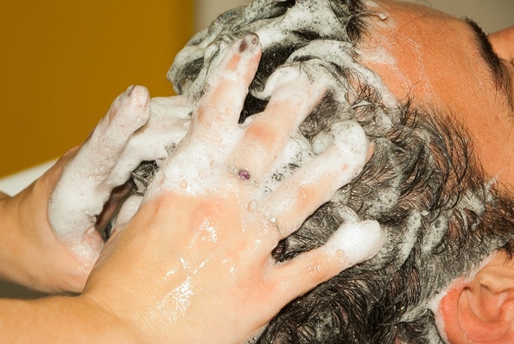 «Отек легких, тошнота, рак»: эксперт рассказал, к чему может привести опасная косметика для волос