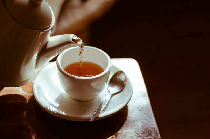 Диетолог Гинзбург объяснил, кому опасно пить много чая
