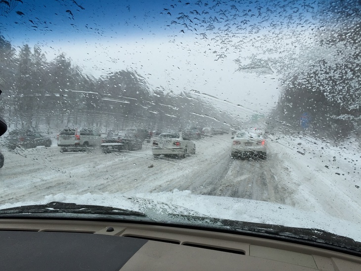 Мокрый снег диктует новые правила поведения на дороге