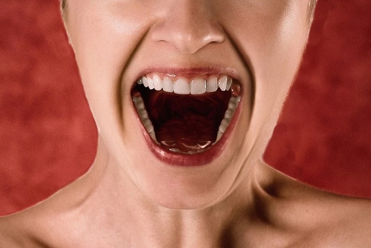Грязный язык и мало слюны: названы неочевидные причины гнилого запаха изо рта