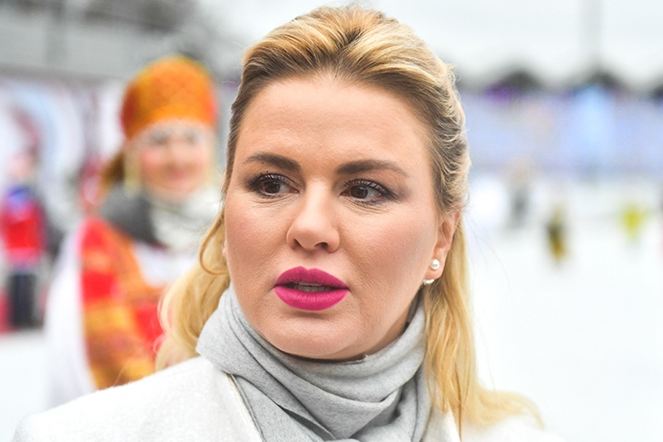 Грудастая Семенович в образе секси-Снегурочки задорно похлопала себя по попе: видео