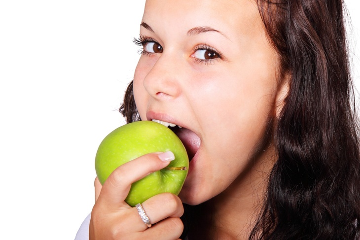 Врач: яблоки могут разрушить ваши зубы