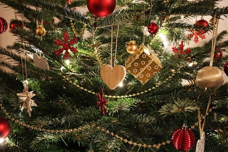 «Оседают на ветках»: врач предупредила об аллергии на новогоднюю елку