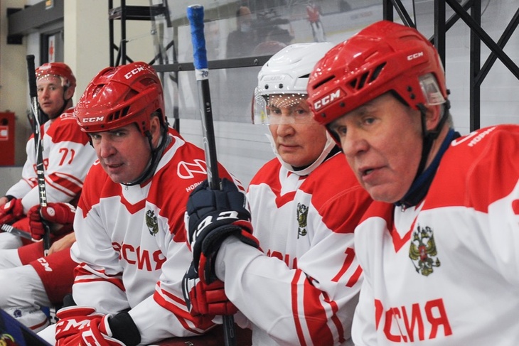 Путин сыграл в хоккей с Лукашенко: один забил семь шайб, второй — лишь две. Видео