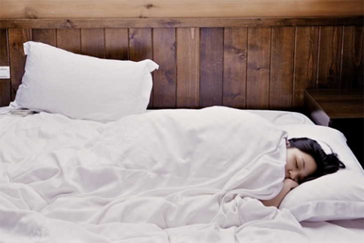 Проходят даже через подушку: эксперт пояснил, почему нельзя спать с телефоном