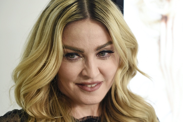 «Вывалила свою ватрушку»: Мадонна призывно подняла юбку, показав трусики