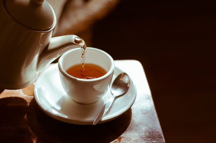 Прямой путь к осеопорозу: диетолог Гинзбург назвал главную опасность чая для костей