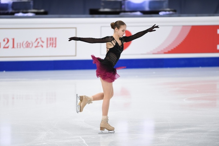 Трусова жестко упала на лед во время короткой программы на чемпионате России: видео