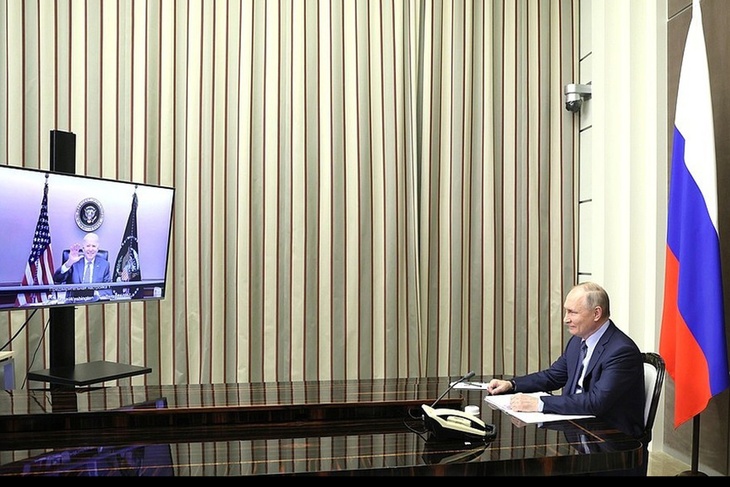 Президент России Владимир Путин и президент США Джо Байден (на экране по видеосвязи) перед началом двусторонних переговоров