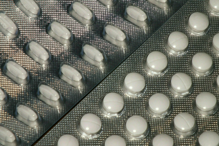 «Не просто так таблеточки»: Малышева объяснила, чем опасен прием ибупрофена и парацетамола вместе